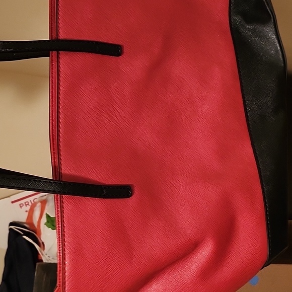 Guess lrg purse - Picture 2 of 3